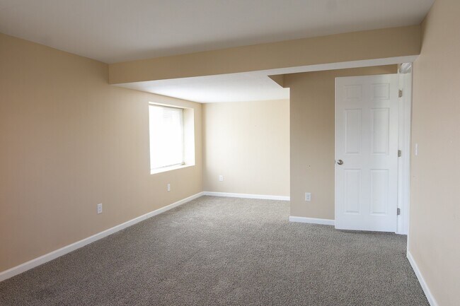 Building Photo - 8179 Meadowcrest Dr