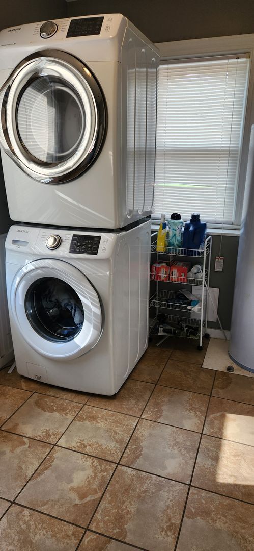 Building Photo - Large 2 Bedroom Rambler with 2 Primary Sui...