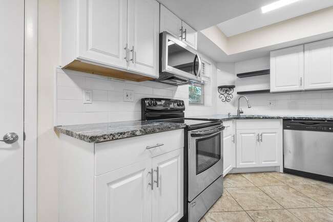 Building Photo - 18081 SE Country Club Dr