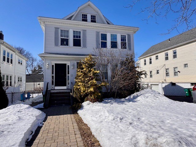 Building Photo - 894 Fellsway