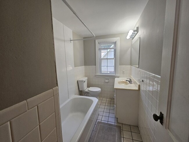 Building Photo - Spacious 5-Bedroom 2.5 Bath Home