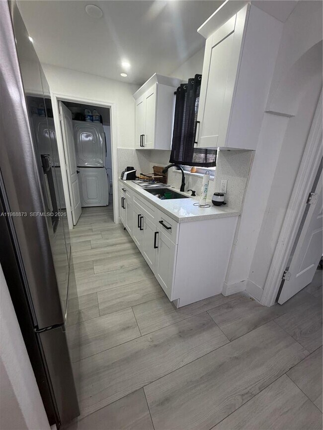 Building Photo - 660 SW 30th Terrace