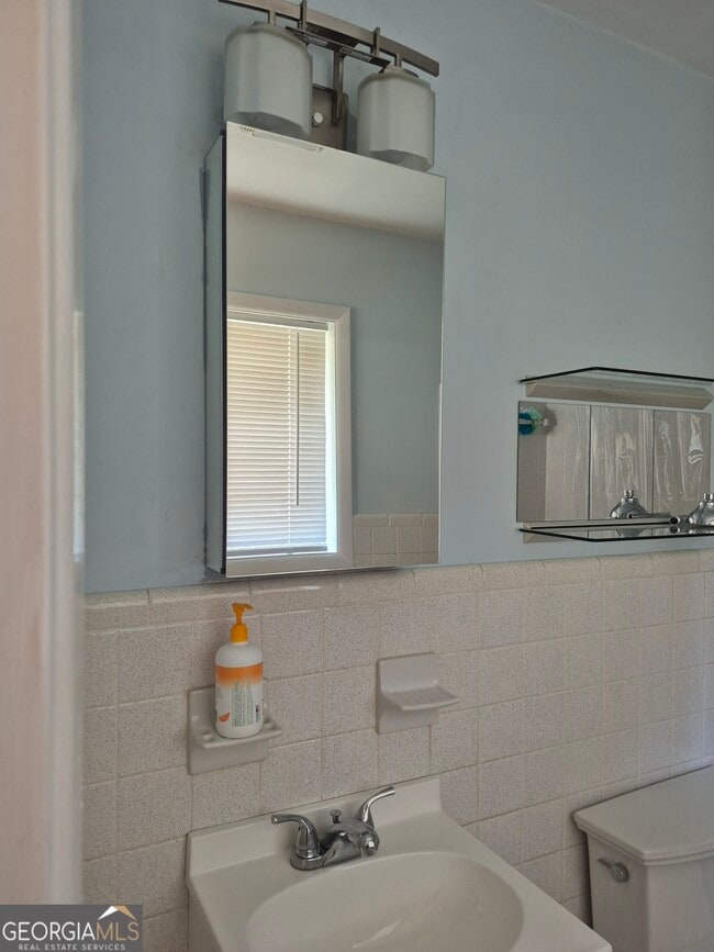 Building Photo - 2357 Crestcliff Dr