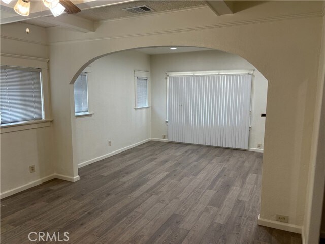 Building Photo - 820 W 55th St