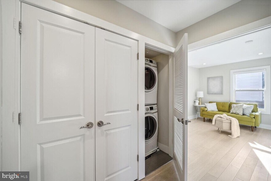 Building Photo - 901 Lawrence St NE