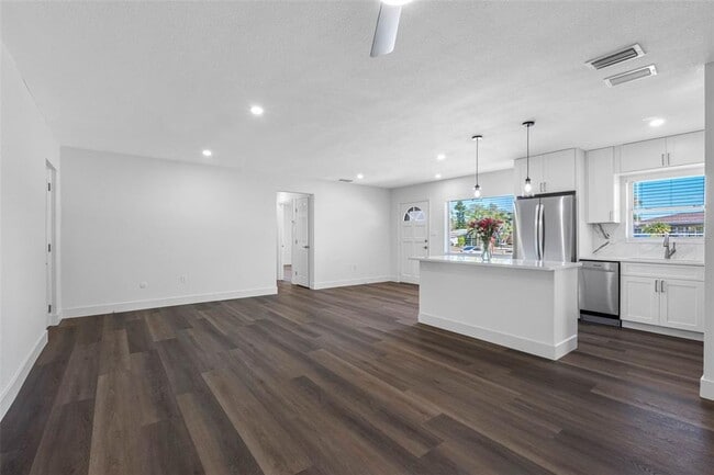 Building Photo - 11572 63rd Ave N