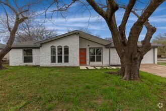 Building Photo - Stunning 3-Bedroom Single Family Home on C...
