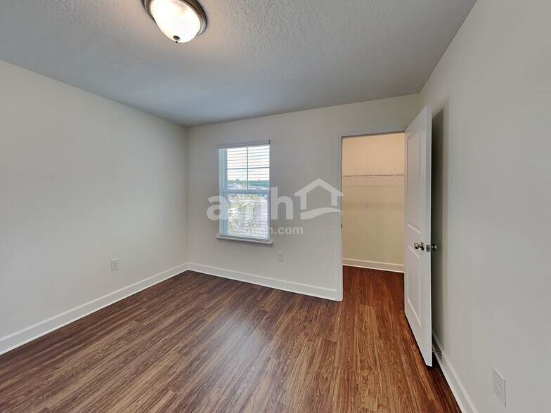 Building Photo - 5783 Hampton Creek Rd