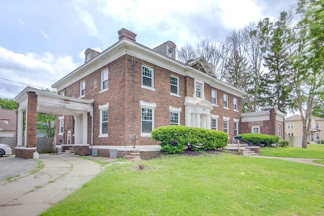 Building Photo - 4 Bed Stately Home