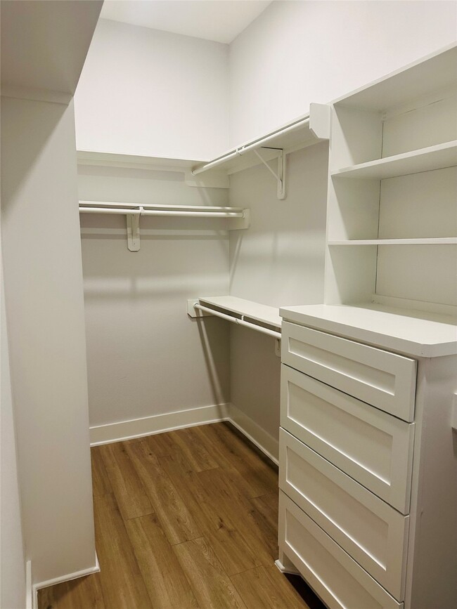 Building Photo - 618 E 35th St