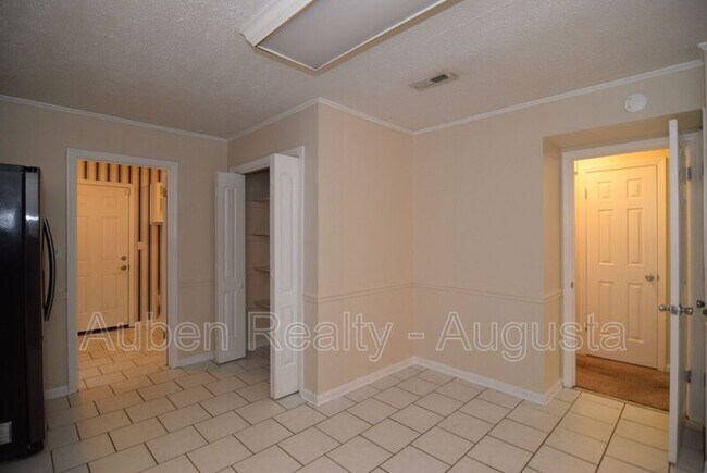 Building Photo - 490 Pheasant Run Dr