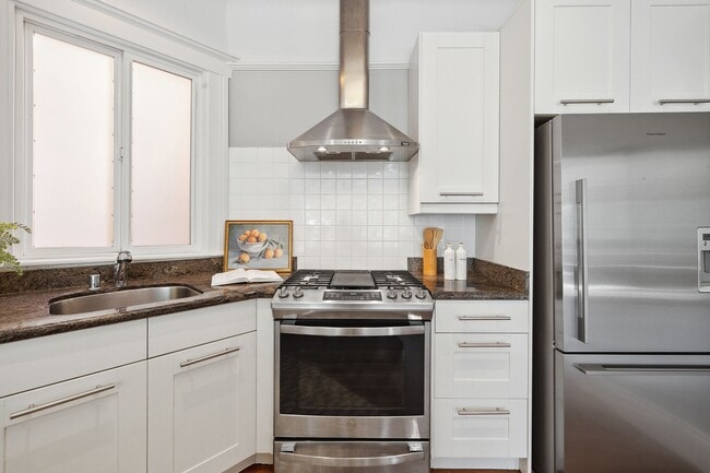 Building Photo - Bernal Heights: Remodeled Unfurnished Top Floor Condo w/ Garage Parking & Shared Yard