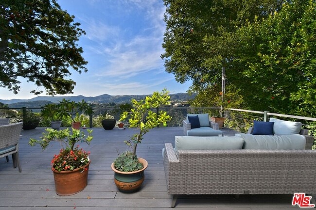 Building Photo - 2145 Linda Flora Dr