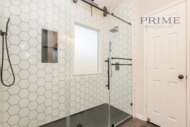 Building Photo - Perfectly Renovated Rental!