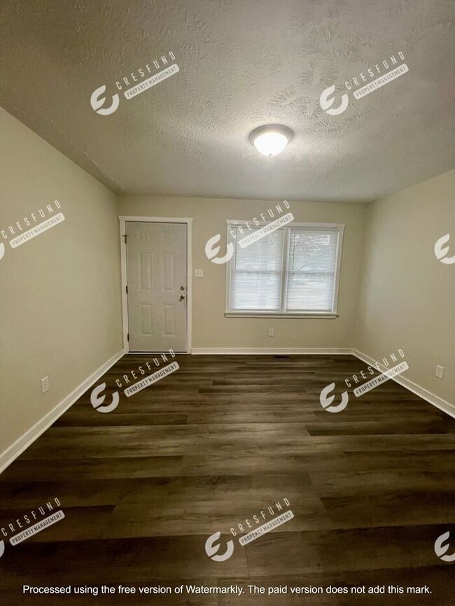 Building Photo - Spacious 1 BR 1 Bath bottom unit