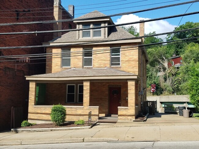 Building Photo - Stunning Three Bedroom on Bates St! Parkin...