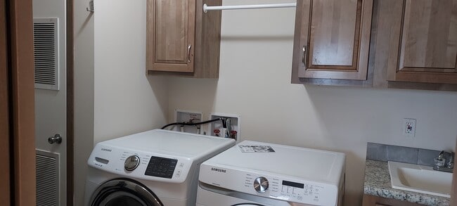 Building Photo - 9693 Edgeworth Dr