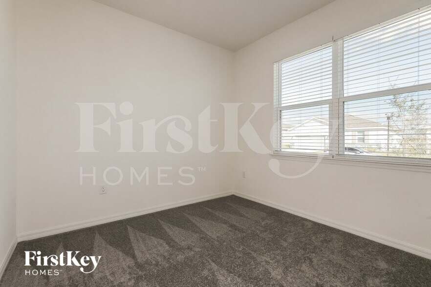 Building Photo - 422 Reina Wy