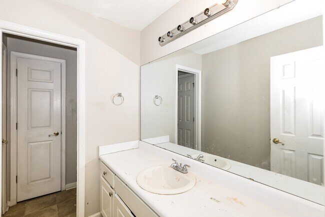 Building Photo - Fantastic 3bd/1.5ba home! Let yourself in!