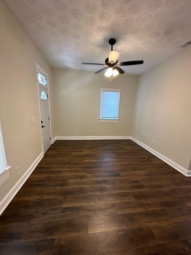 Building Photo - Fully Renovated 4/1-Single Family  Availab...