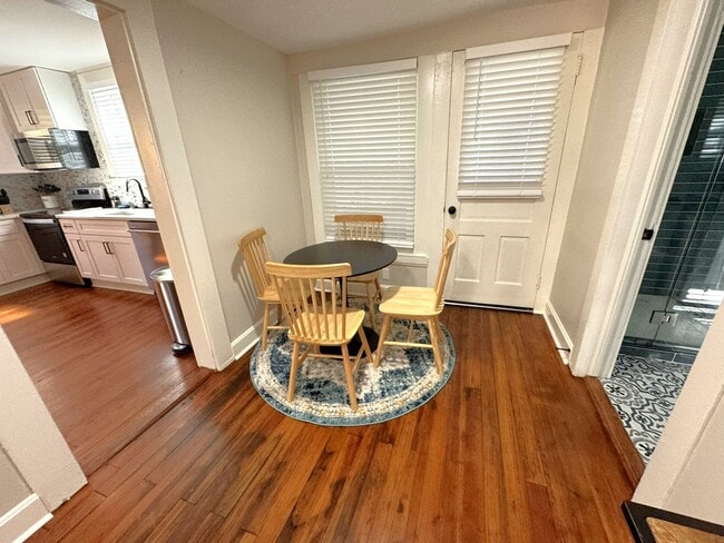 Building Photo - 3 Bed 1 Bath Modern Home