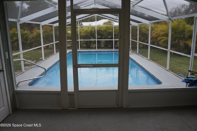 Building Photo - 483 Church St