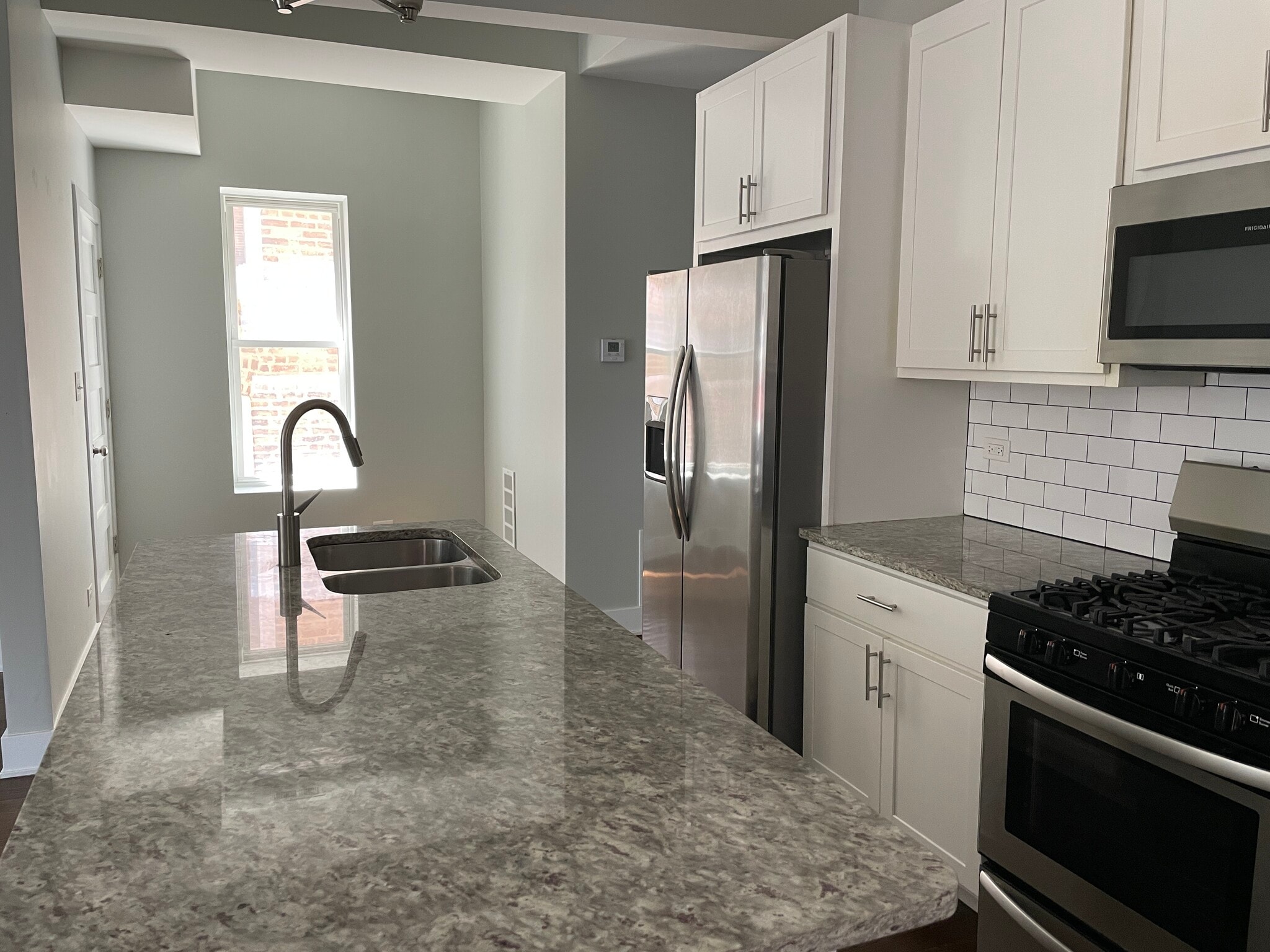 Kitchen with table/desk nook - 3634 S Hamilton Ave