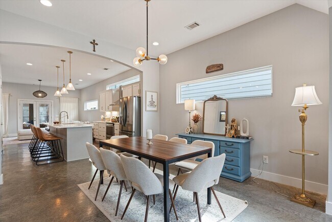 Building Photo - Beautiful Home in Nashville!