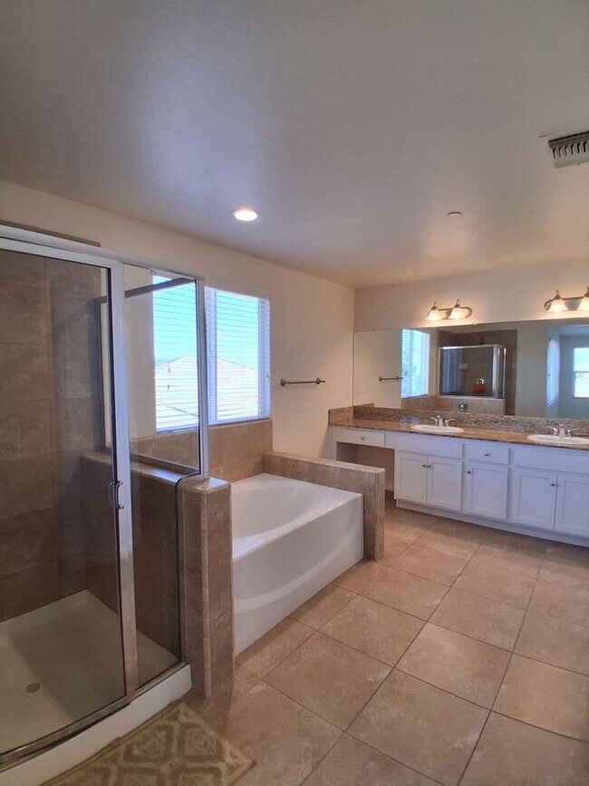 Building Photo - Beautiful 4 Bed / 3 Bath Home in Desirable Clovis Neighborhood
