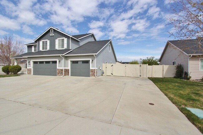Building Photo - Spacious Home in Quiet Neighborhood