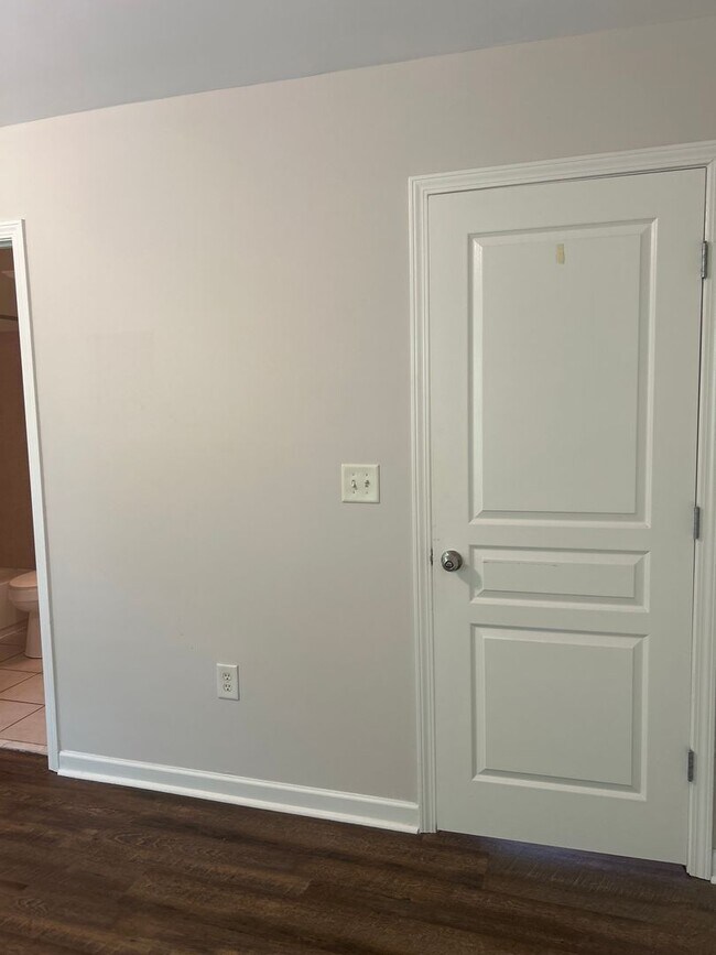 Building Photo - Three Bedroom Townhouse Available!