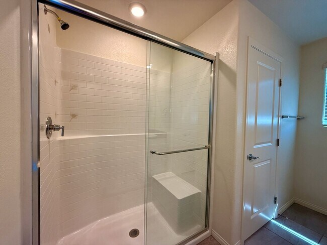 Building Photo - NEWLY UPGRADED 3 BED 2.5 BATH 2 CAR GARAGE...