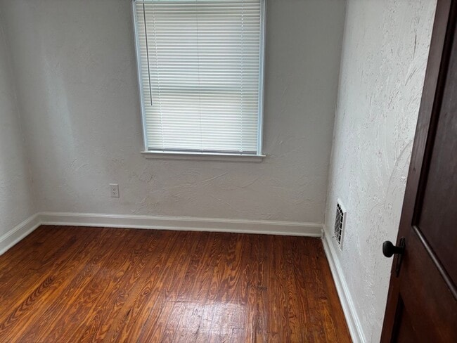 Building Photo - House for rent in York City!