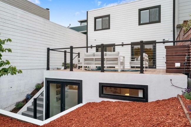 Building Photo - Updated and Modern 4 Bed + Office, 3.5 Bat...