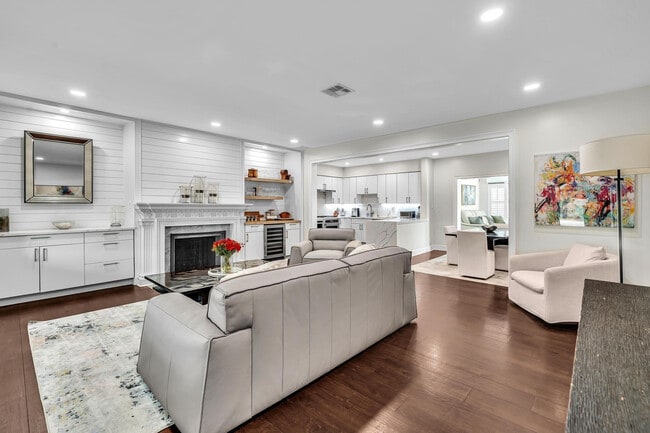 Building Photo - 746 NE 16th Terrace