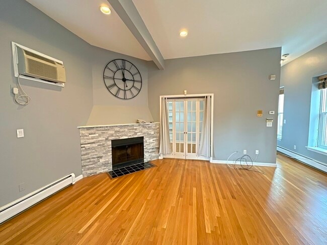 Building Photo - 11 Appleton St