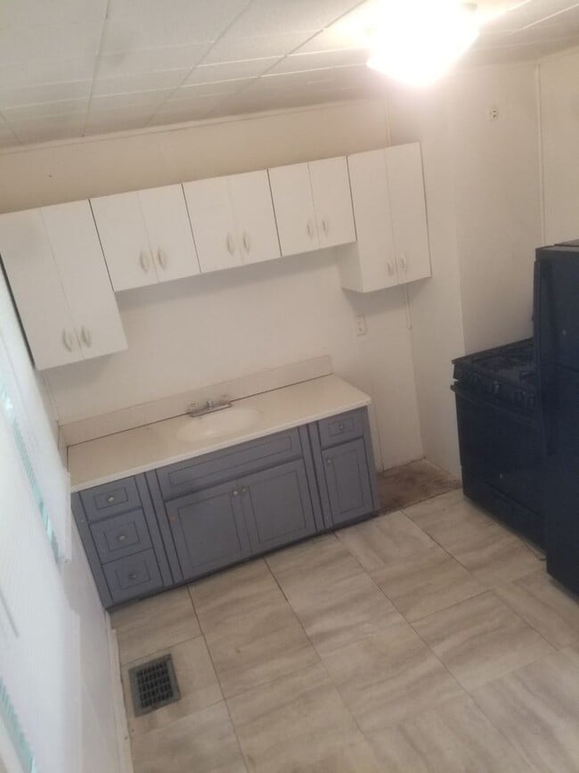 Building Photo - 2 bedroom home available in Rockford