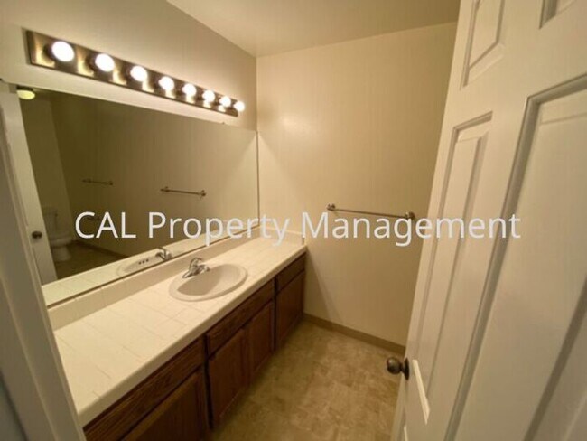 Building Photo - Upper level 2 bedroom & 1 bathroom condomi...