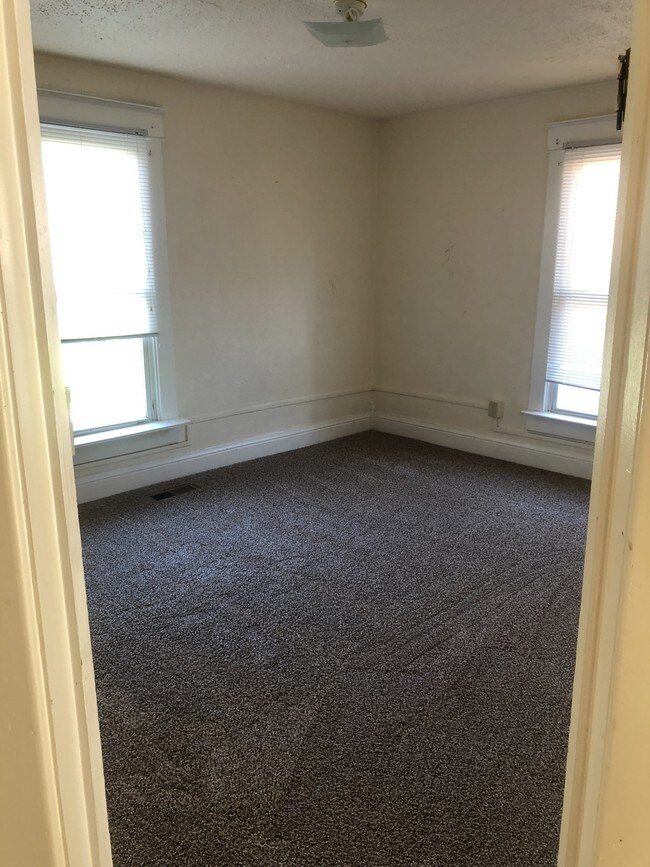 Building Photo - 114 S 6th St