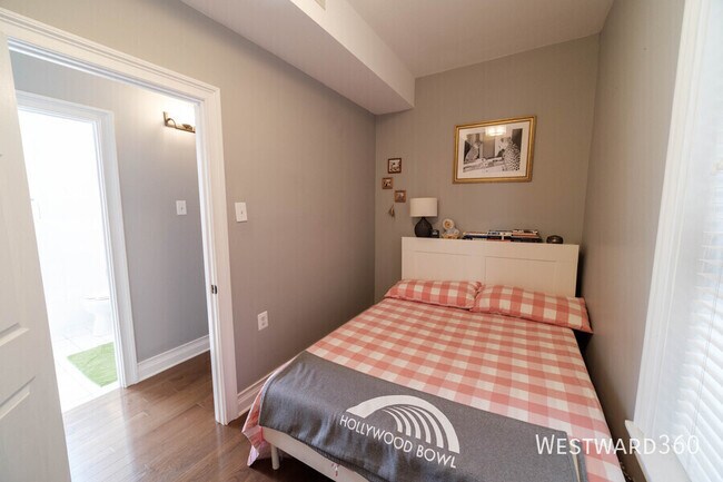 Building Photo - 1138 N Winchester-2