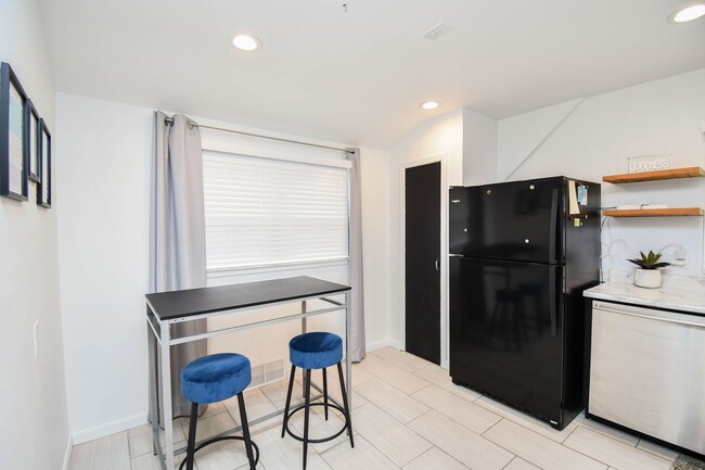 Building Photo - Cozy & Fully Furnished 1-Bedroom Near Sanf...