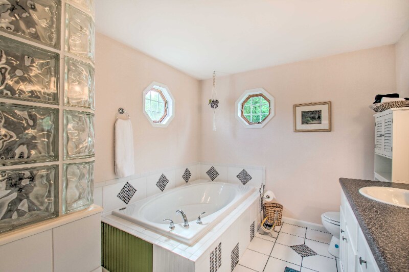 Building Photo - 703 10th St