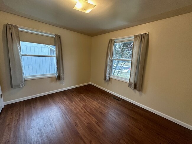 Building Photo - Cozy and Conveniently Located 2 Bed 1 Bath...