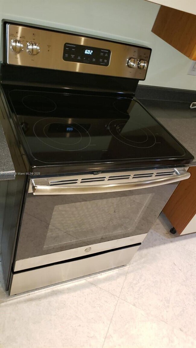 Building Photo - 1100 NE 1st Ct