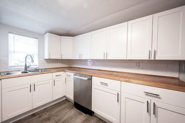 Building Photo - "Spacious 4-Bedroom Gem with 2 Full Baths ...