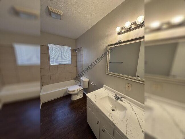 Building Photo - 1220 Twin Lakes Dr