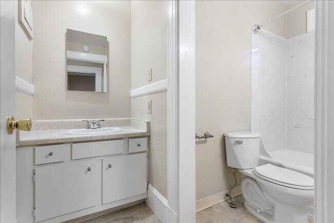 Building Photo - 2149 Santa Clara Ave