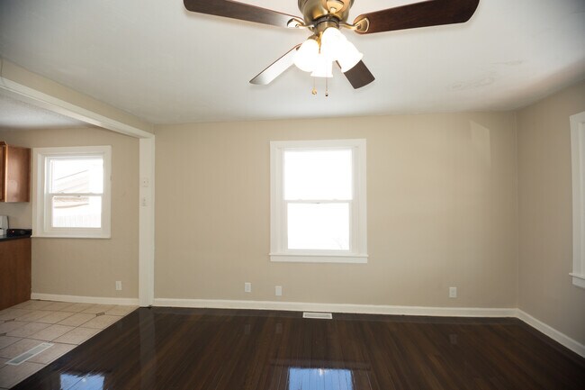 Building Photo - 3 potential 4 bedroom in desirable Beech G...