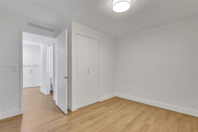 Building Photo - 700 NE 24th St