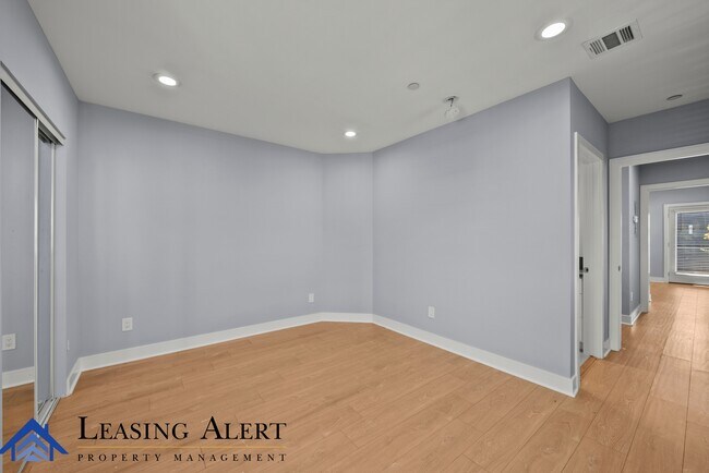 Building Photo - 1957 1/2 Vista Del Mar Ave